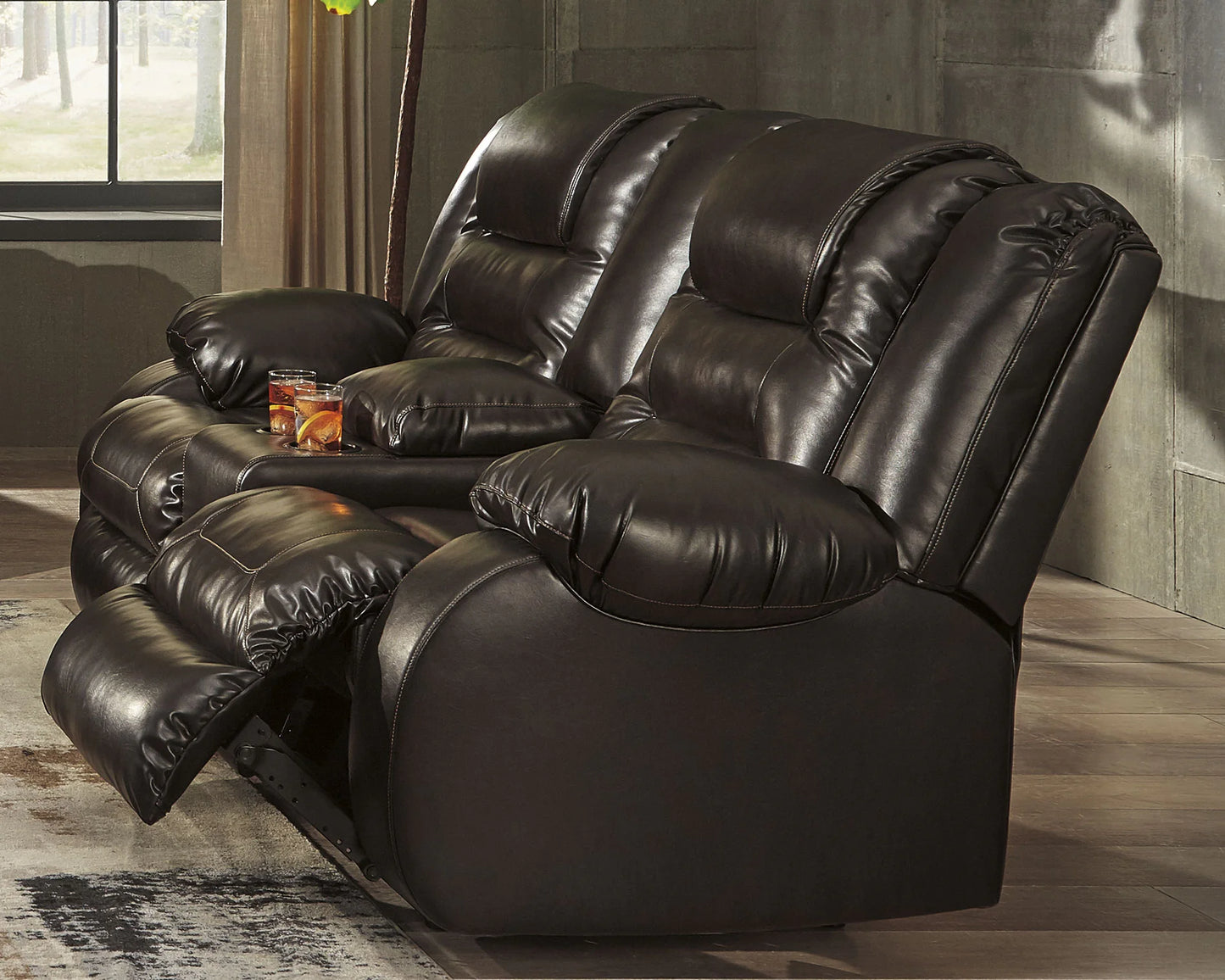 Vacherie - Chocolate - Dbl Rec Loveseat W/Console