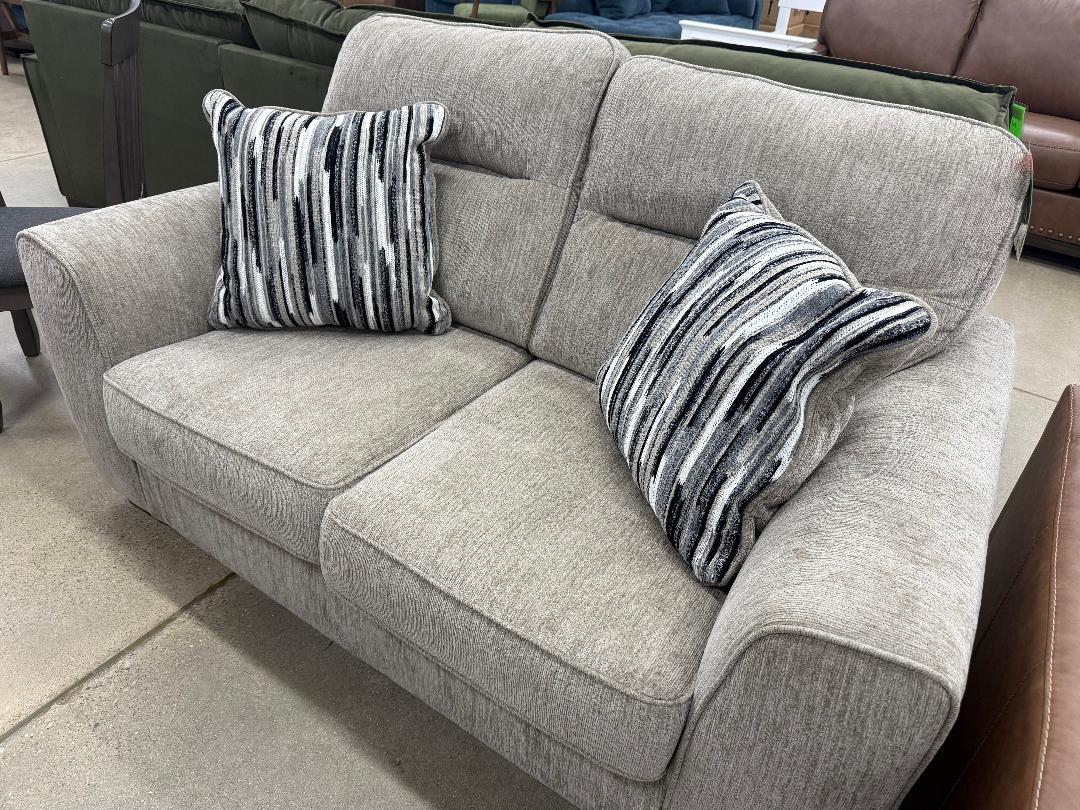 “Olten” Loveseat