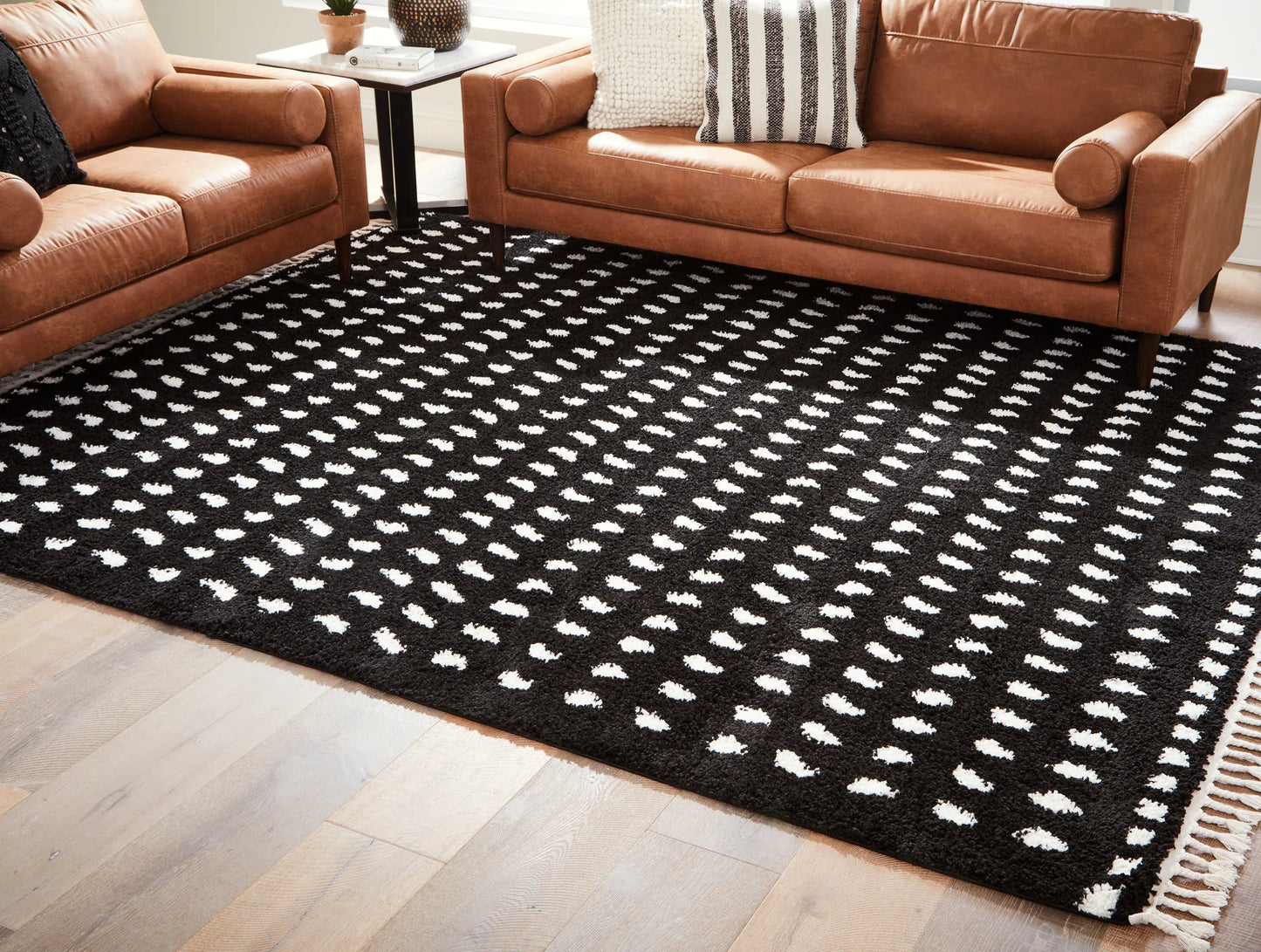 Minston - Black / White - Medium Rug - 5' x 7'