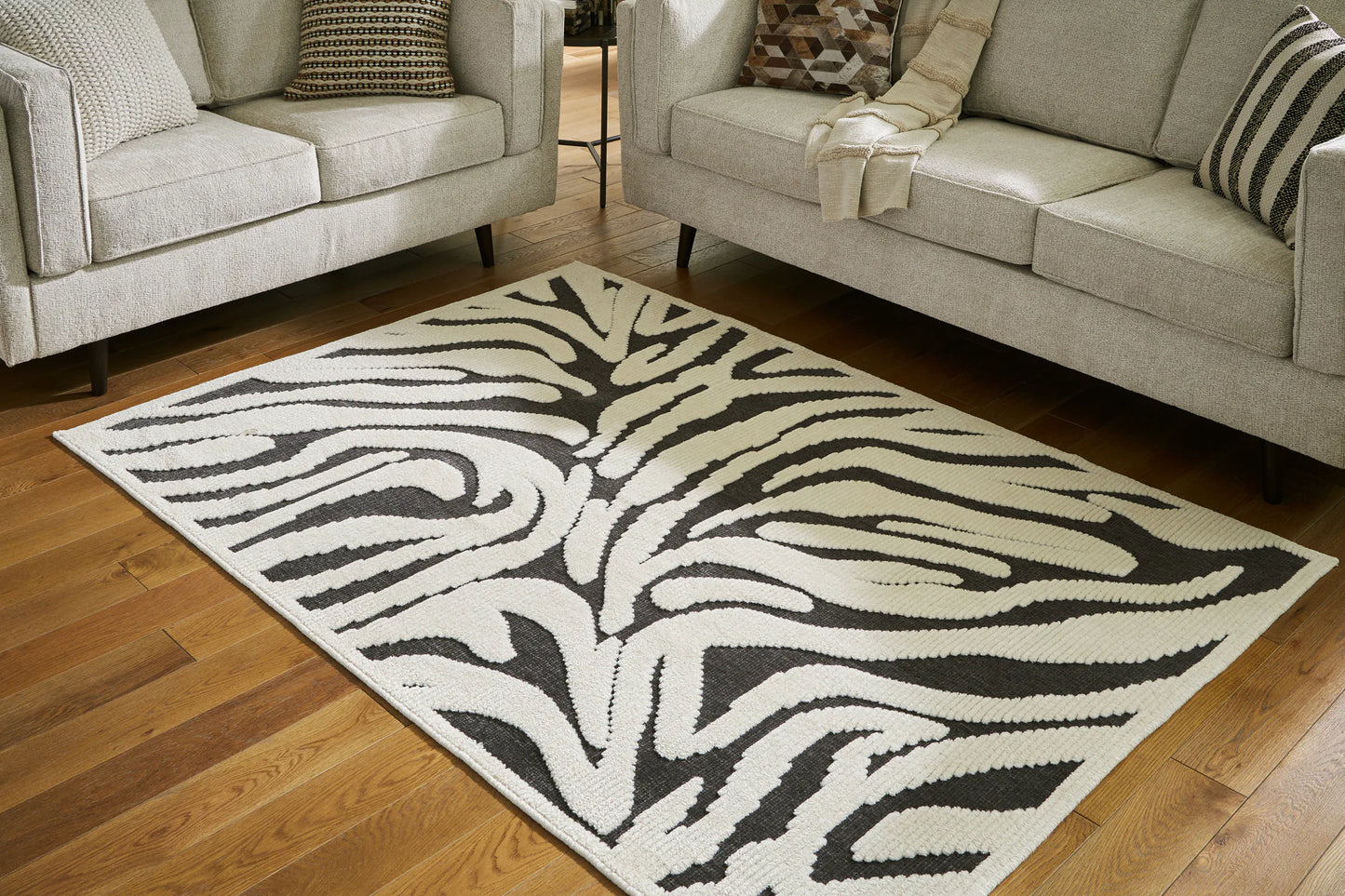 Thomwith - Black / Ivory - Medium Rug - 5' x 7'