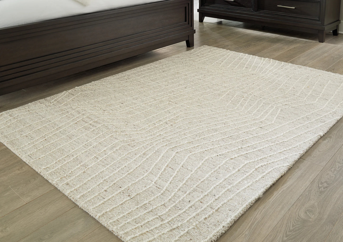 Varahill - Gray / Ivory - Medium Rug - 5' x 7'