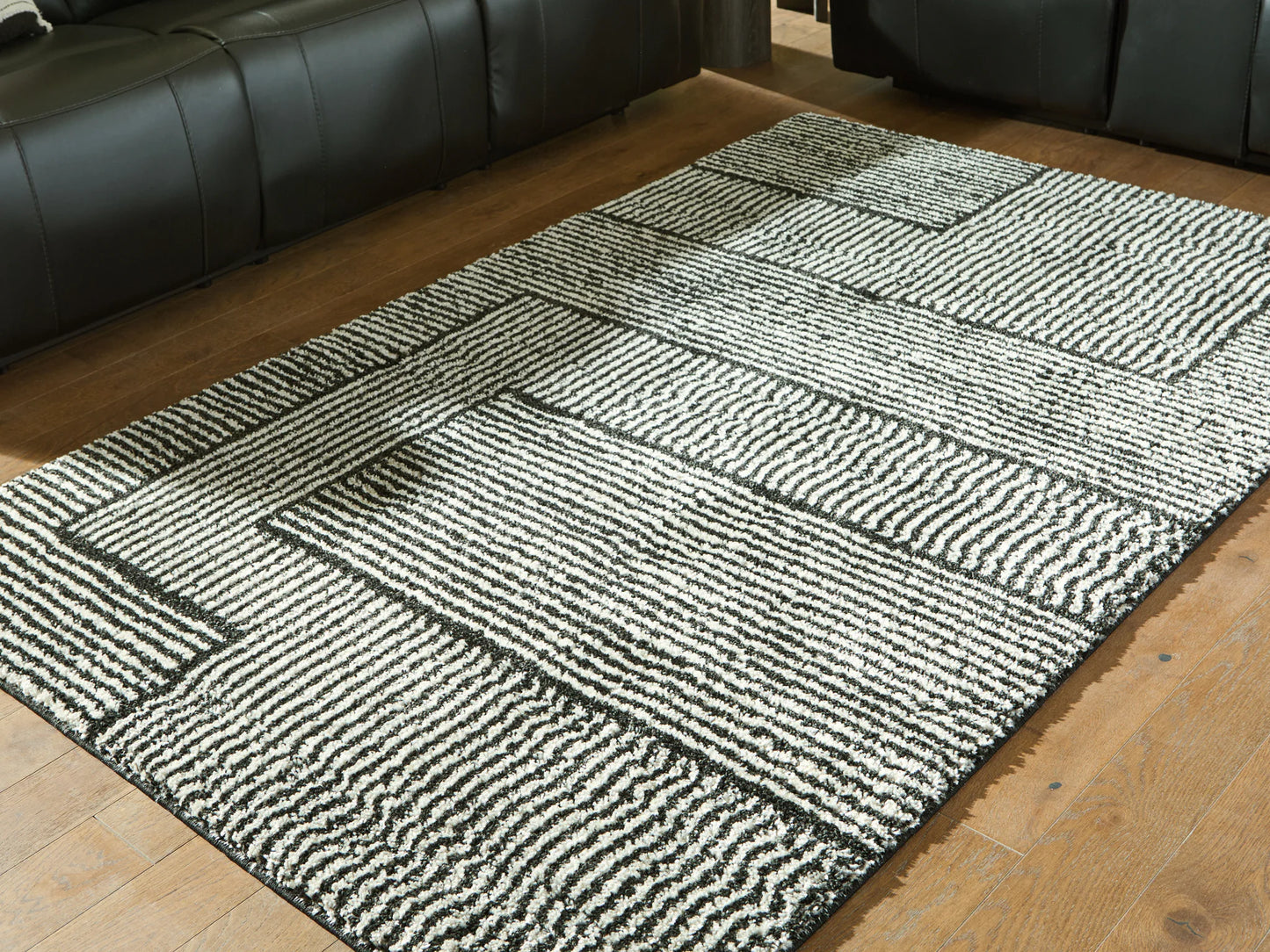 Kurtmen - Black / Ivory - Medium Rug - 5' x 7'