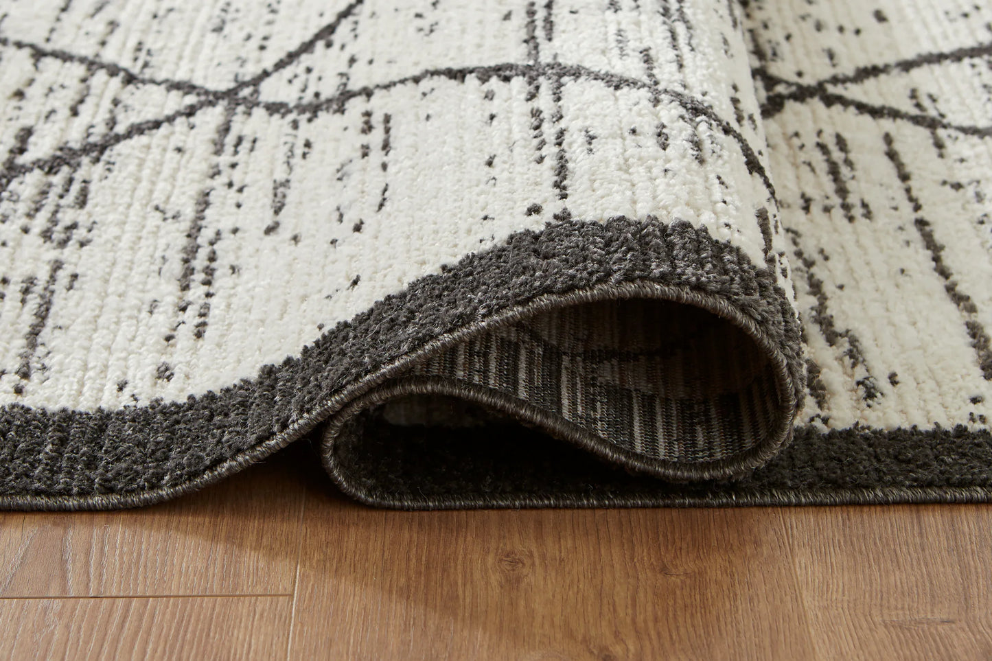 Fenriston - 8' x 10' Rug - Cream / Black