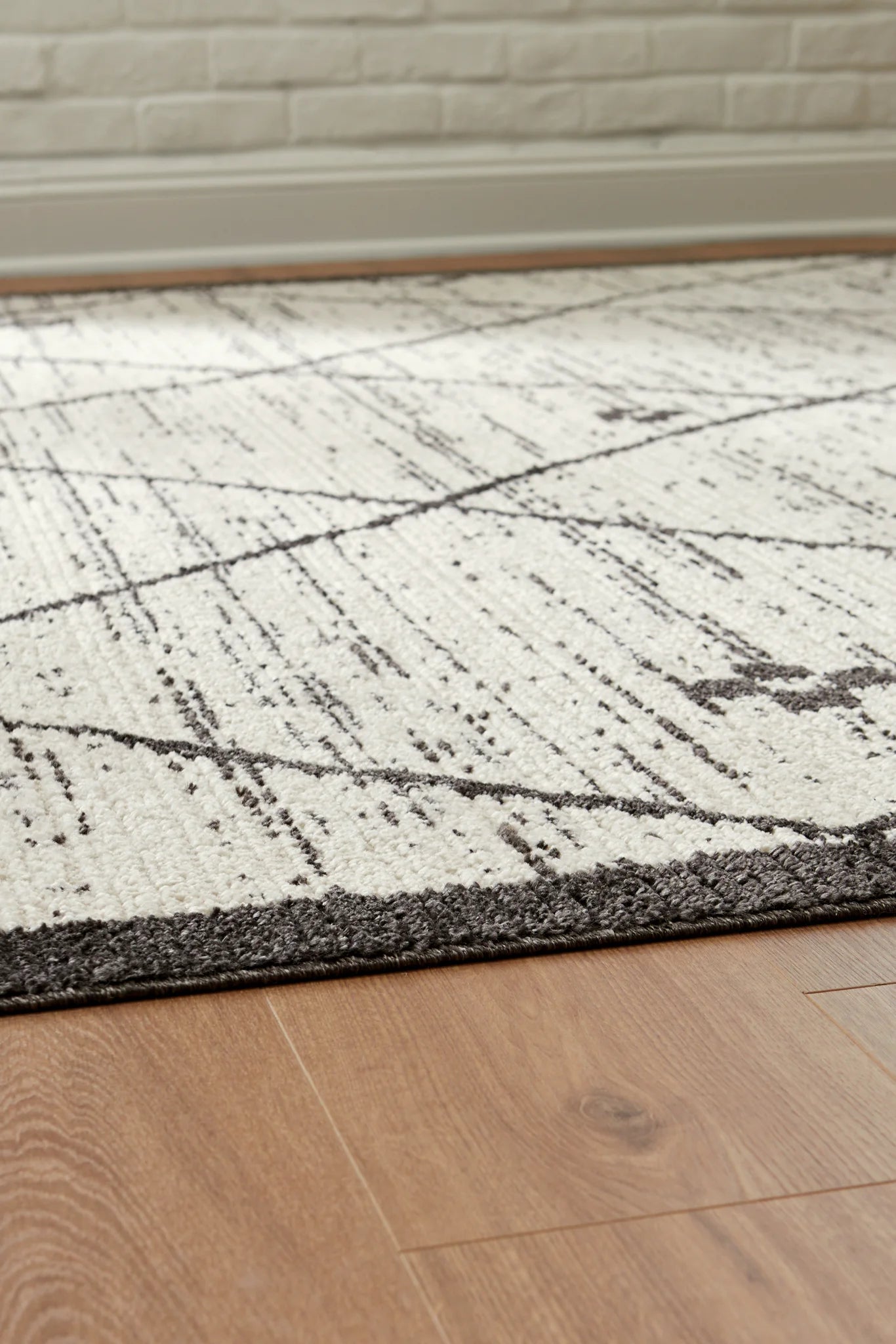 Fenriston - 5' x 8' Rug - Cream / Black