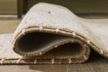Clayman - 5' x 7' Rug - Beige / Brown