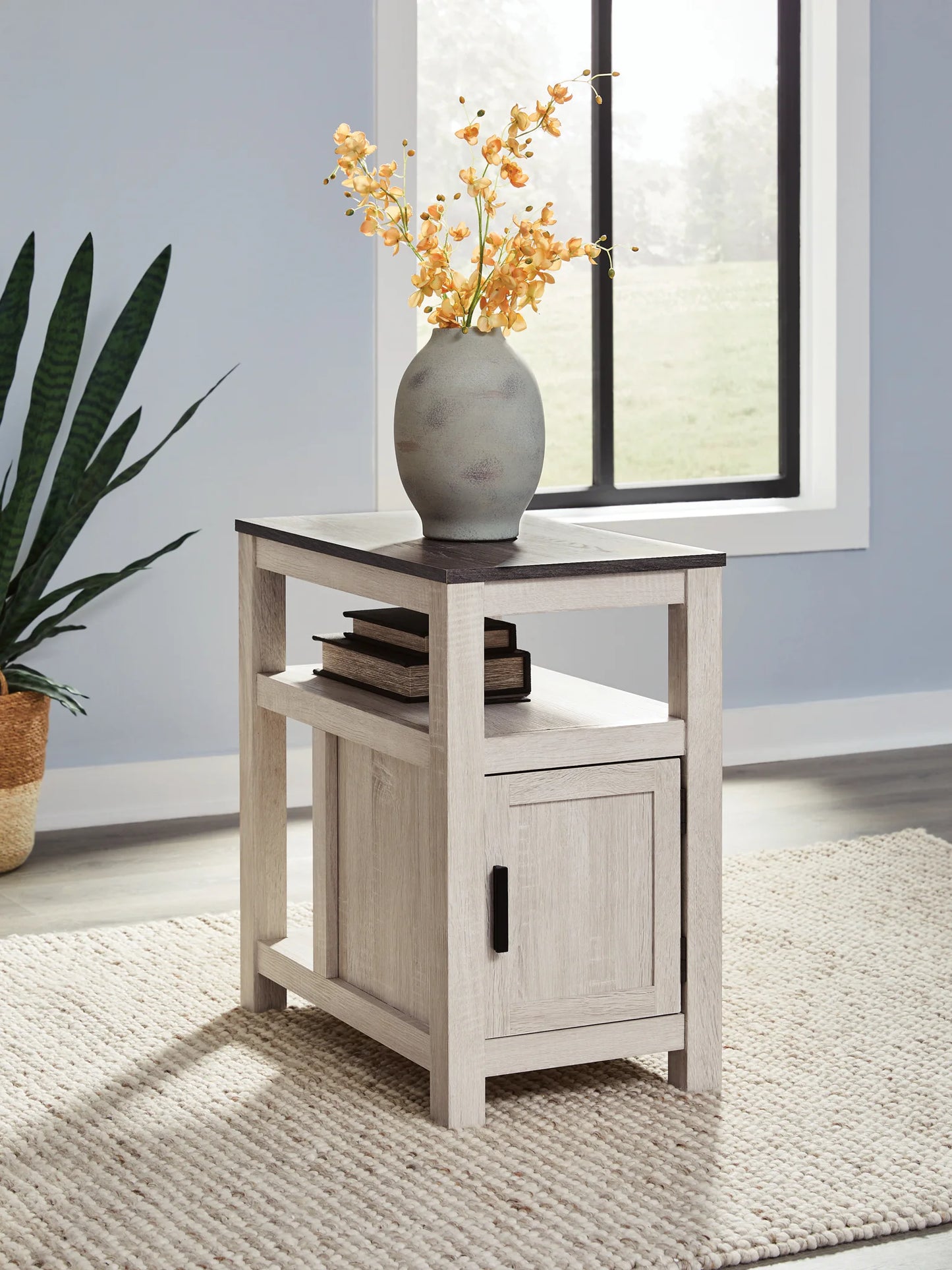 Fendenmore - Two-tone - Chair Side Table