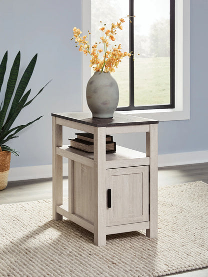 Fendenmore - Two-tone - Chair Side Table