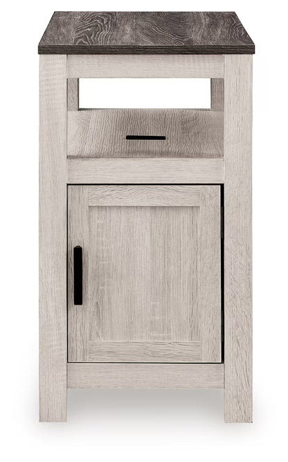 Fendenmore - Two-tone - Chair Side Table