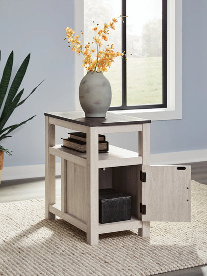 Fendenmore - Two-tone - Chair Side Table