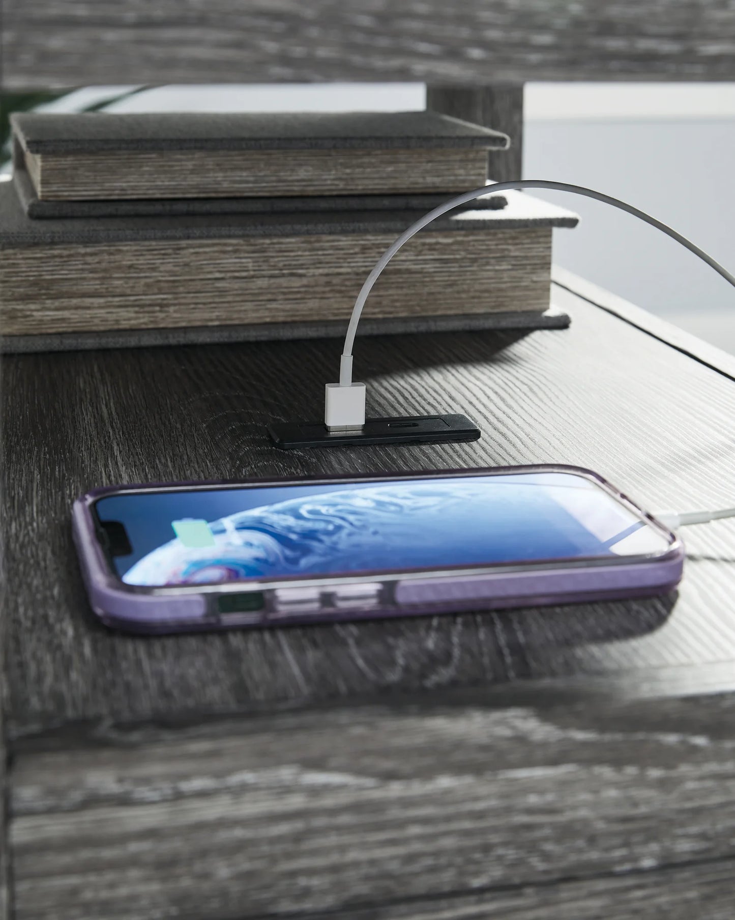 Fendenmore - Two-tone - Chair Side Table