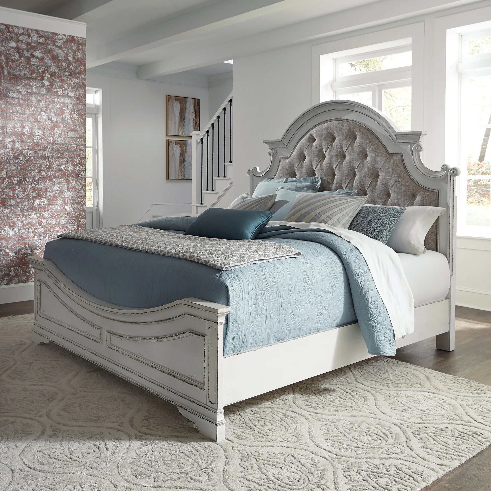 Magnolia Manor – Queen Upholstered Bed – White – Upholstered Footboard