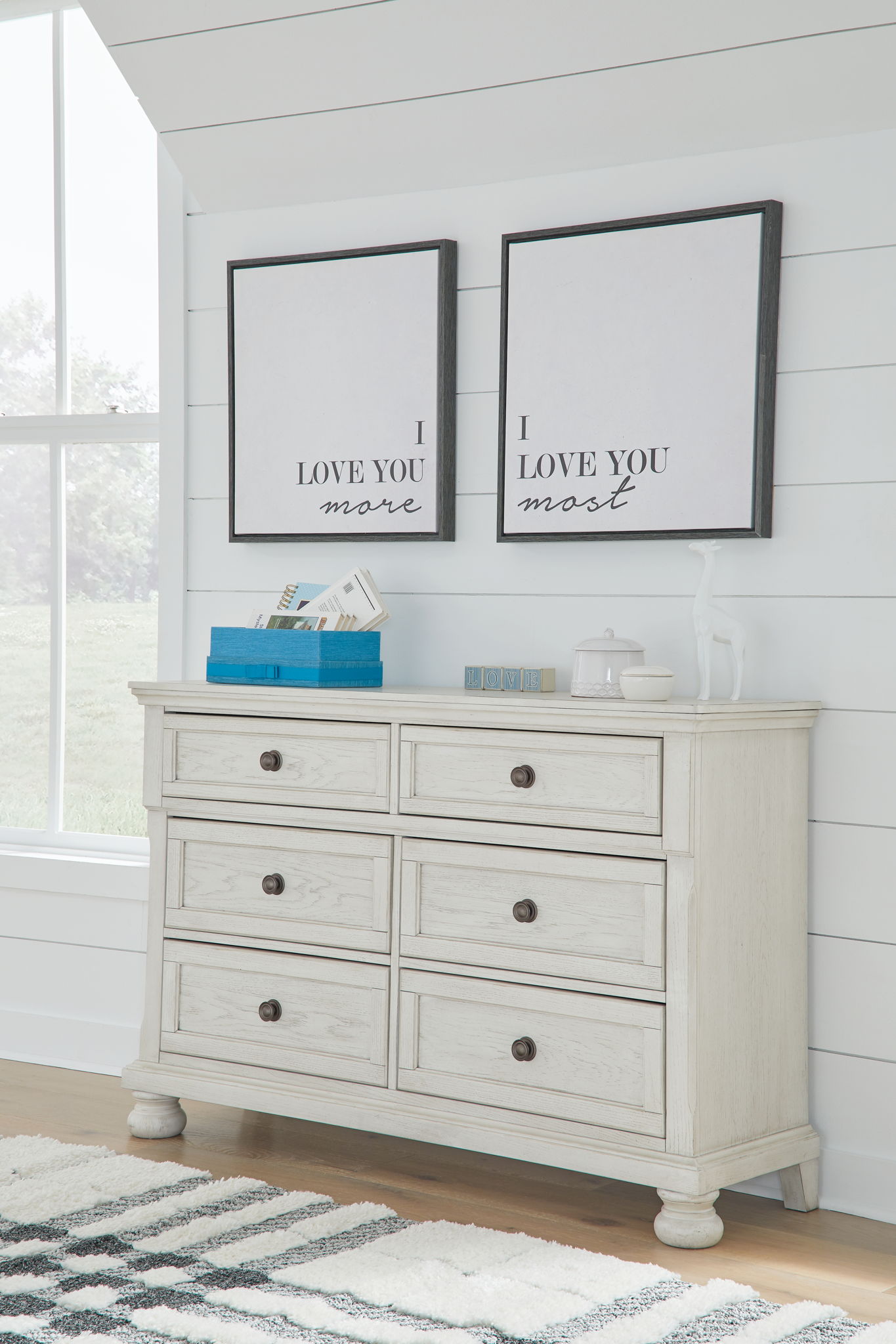 Robbinsdale - Antique White - Dresser - 6 Drawers Robbinsdale - Antique White - Dresser - 6 Drawers