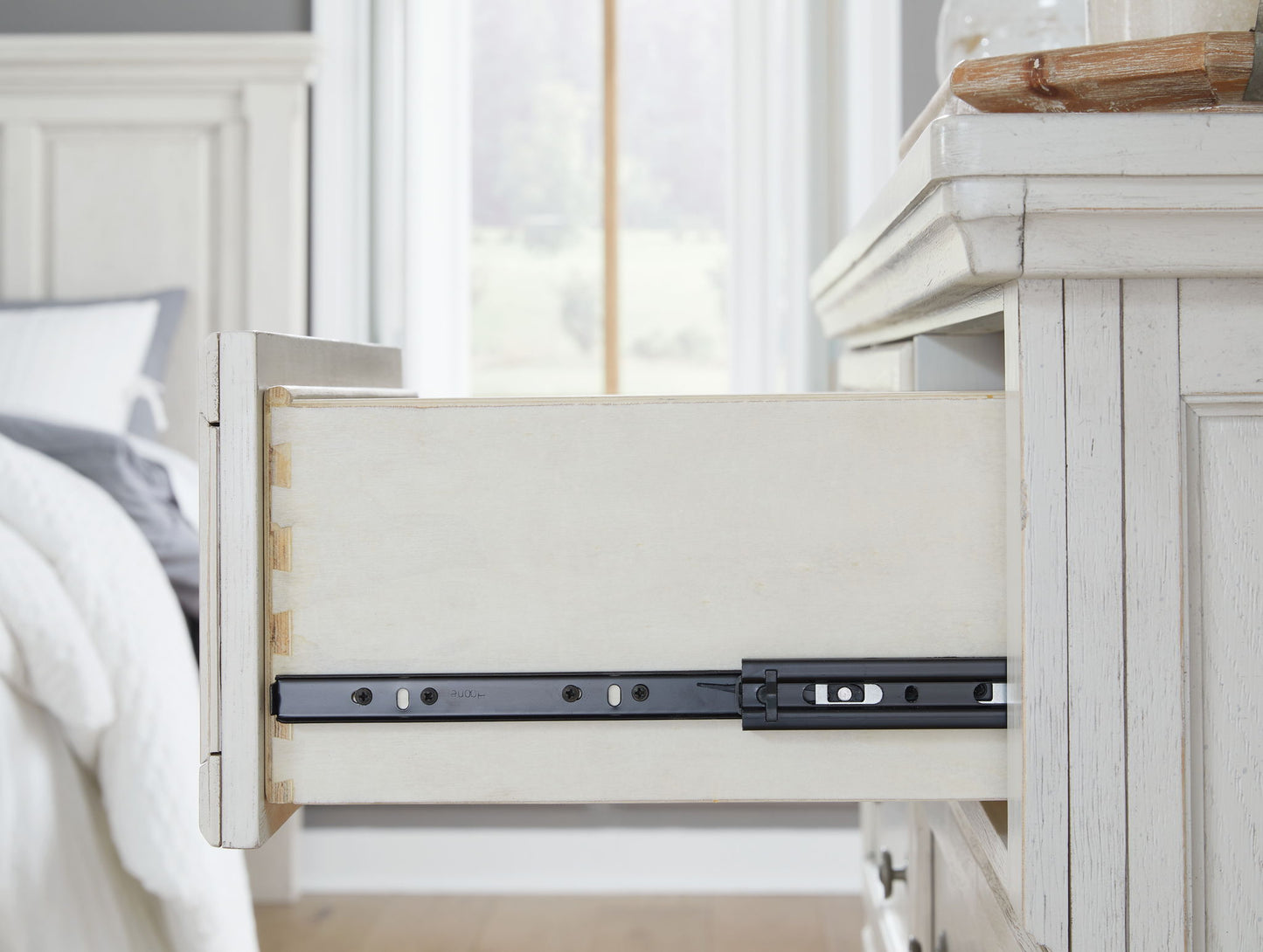 Robbinsdale - Antique White - Dresser - 7 Drawers